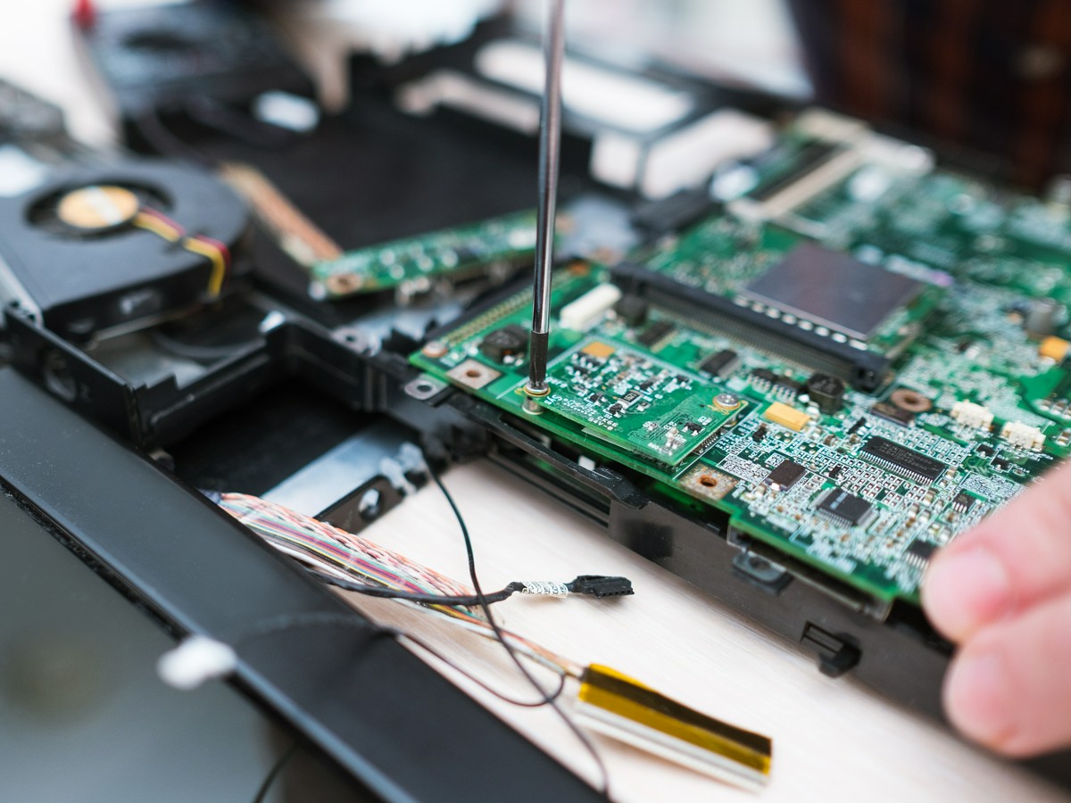 Kiedy zdecydować się na profesjonalną naprawę laptopa?