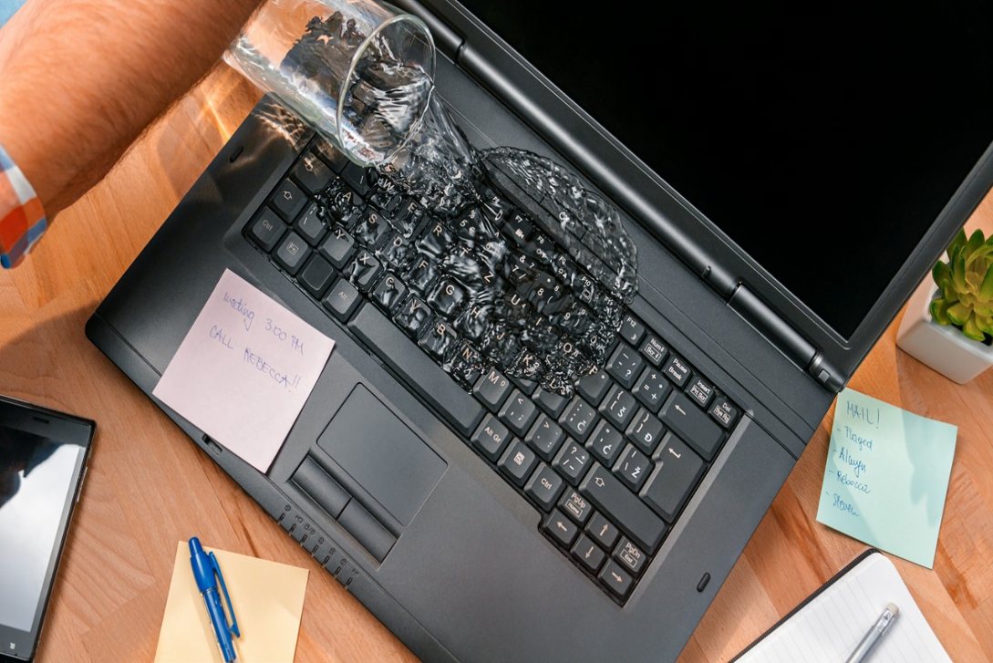 rozlana woda na laptopie